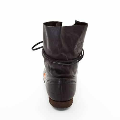 Mustanlaskuinen vesinokkaeläin